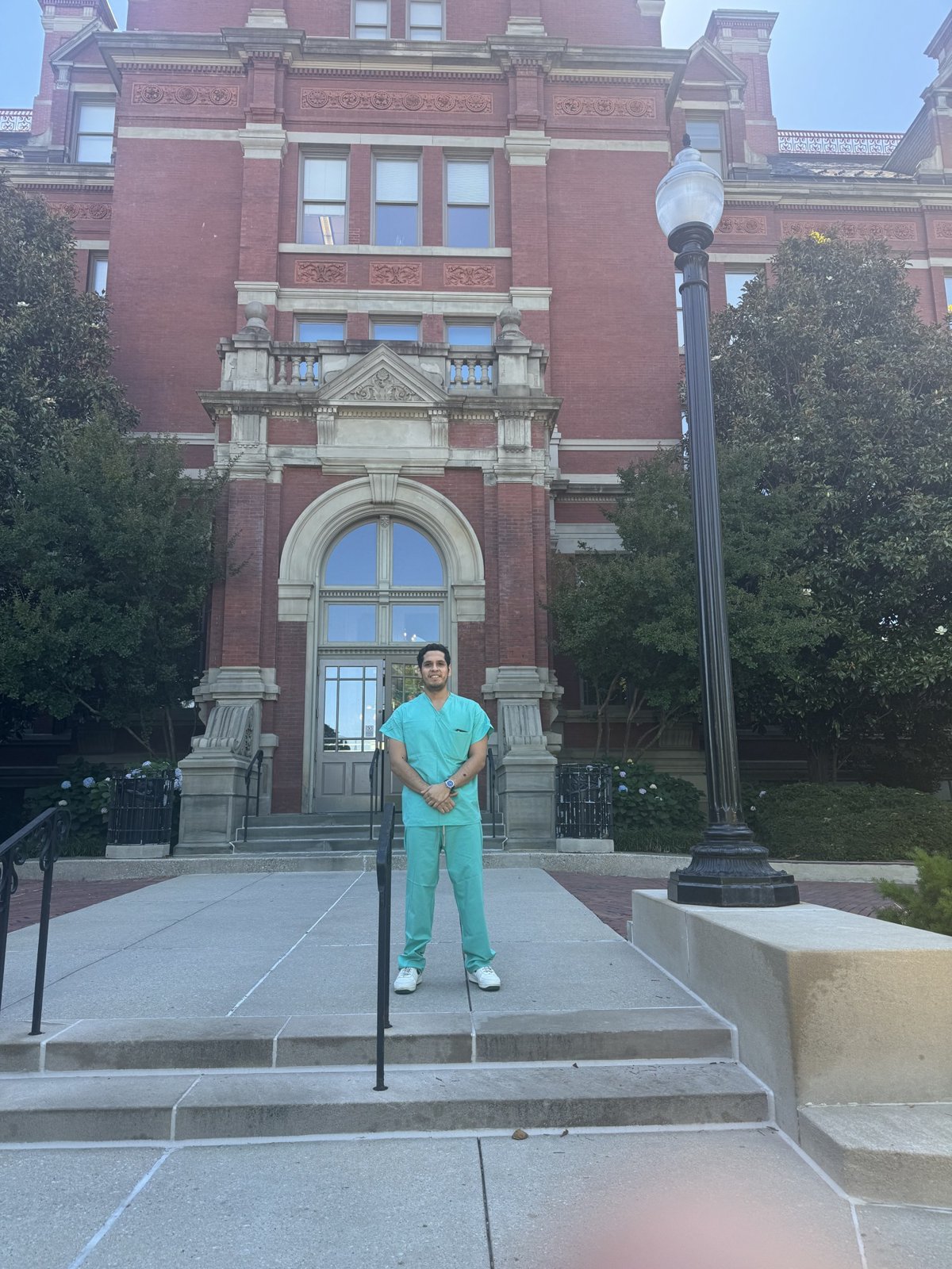 Dr. Oscar Tuesta García frente a un hospital