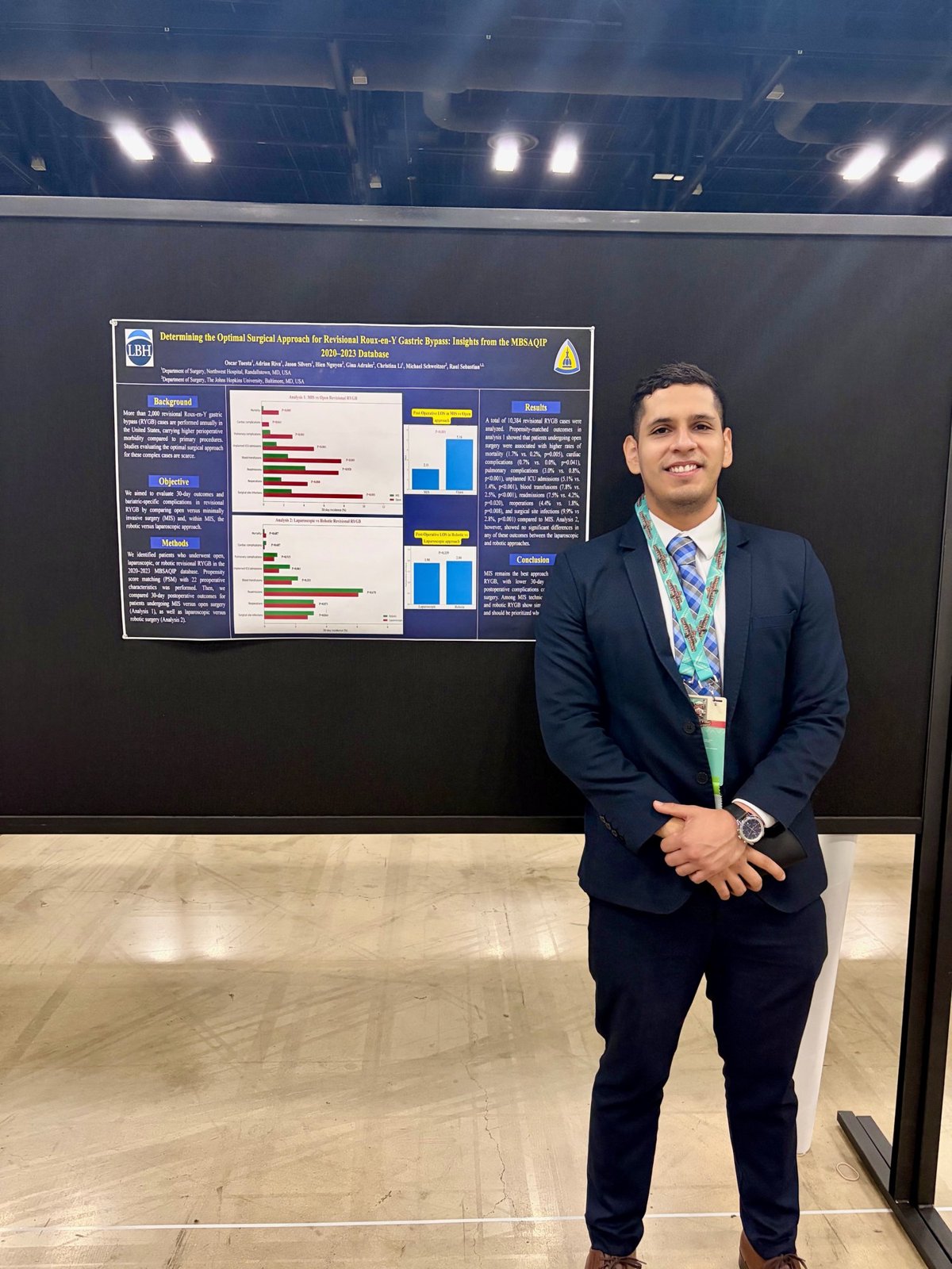 Dr. Oscar Tuesta García junto a un póster de investigación médica