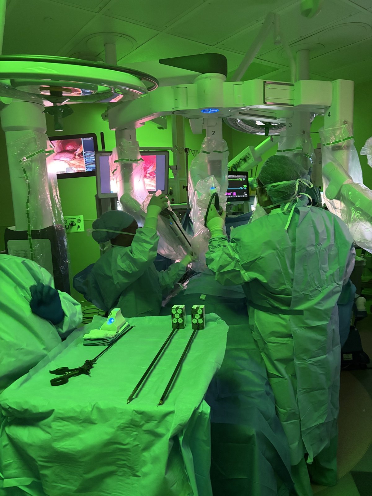 Dr. Oscar Tuesta García en una sala de operaciones